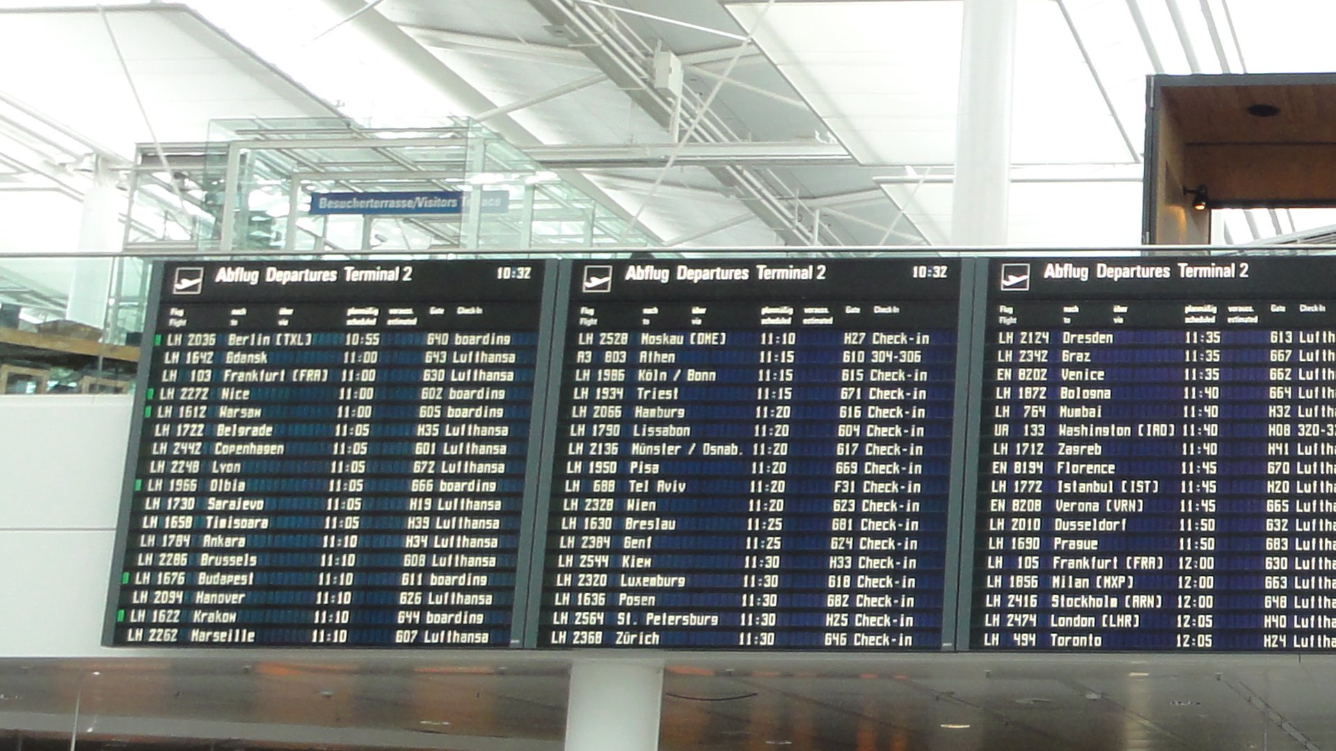 Abflugtafeln im Terminal 2 am Flughafen MĂĽnchen
