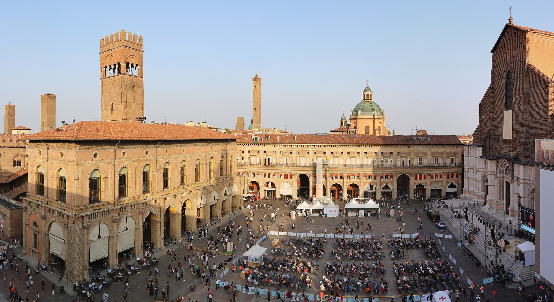 Piazza Maggiore a Bologna vista dall'alto, con la torre del Palazzo del Podestà, la torre degli Asinelli e la basilica di San Petronio