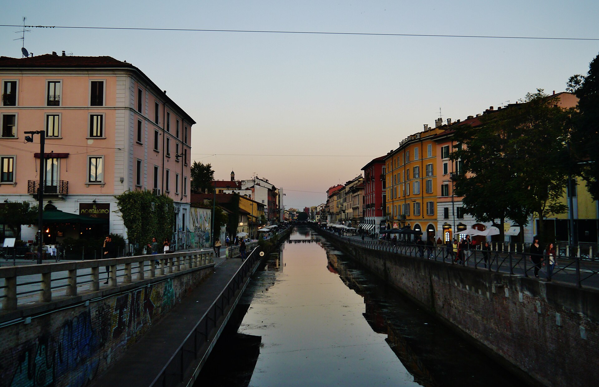 Der Naviglio Grande in Mailand in der Abenddämmerung, mit pastellfarbenen Häusern an beiden Ufern