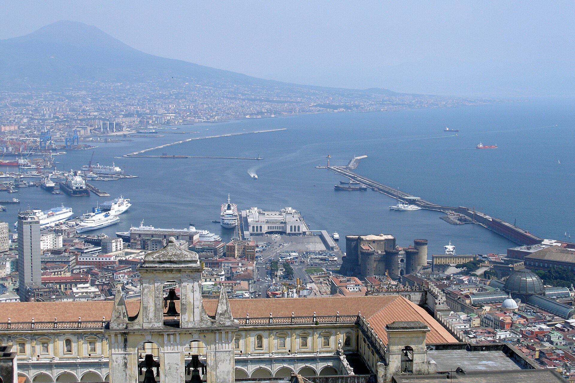 Vista su Napoli e il porto verso il Golfo di Napoli, con il Vesuvio all'orizzonte