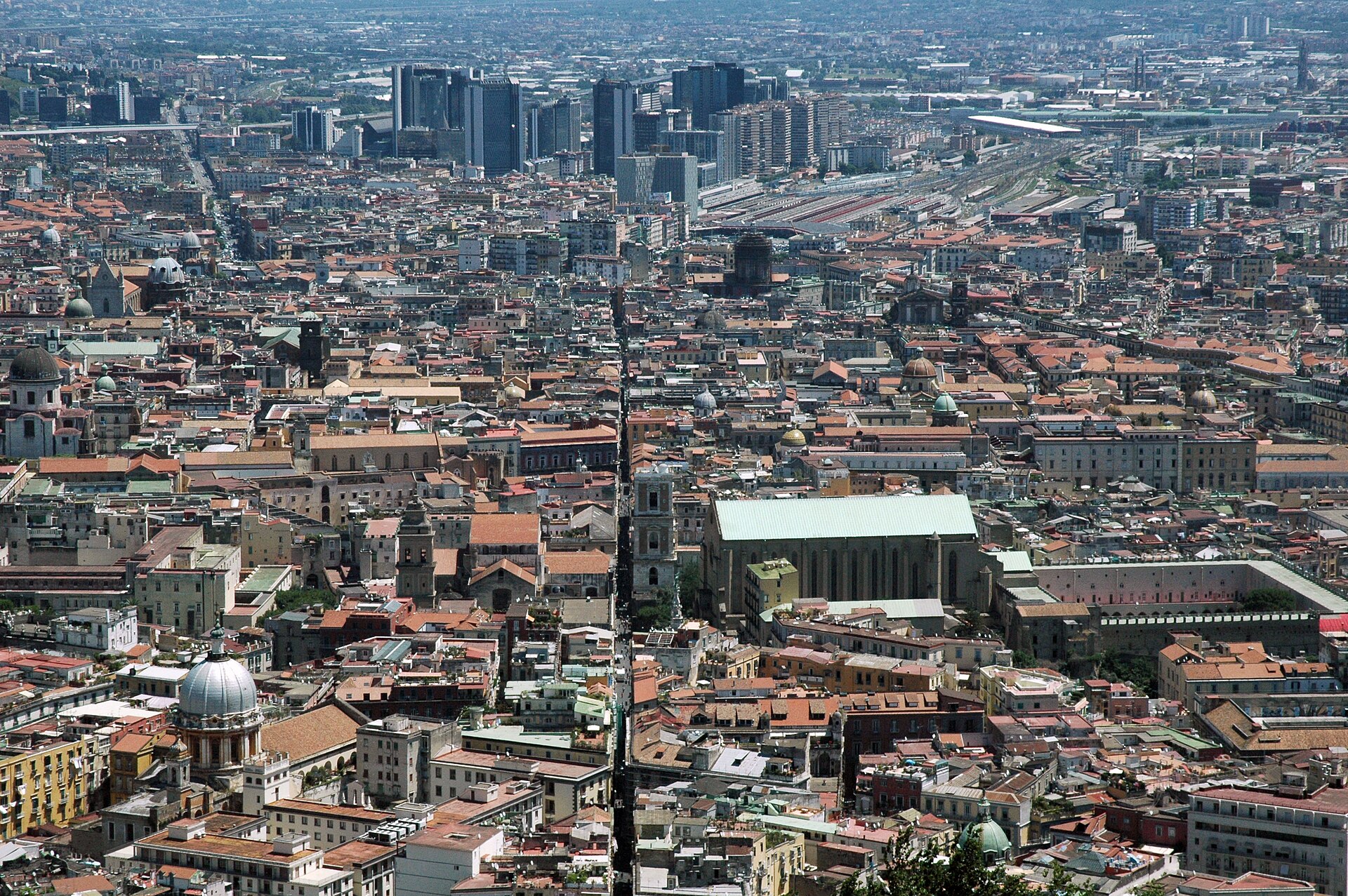 I tetti del centro antico di Napoli visti da Castel Sant’Elmo, con la lunga linea dritta di Spaccanapoli e i grattacieli del Centro Direzionale sullo sfondo