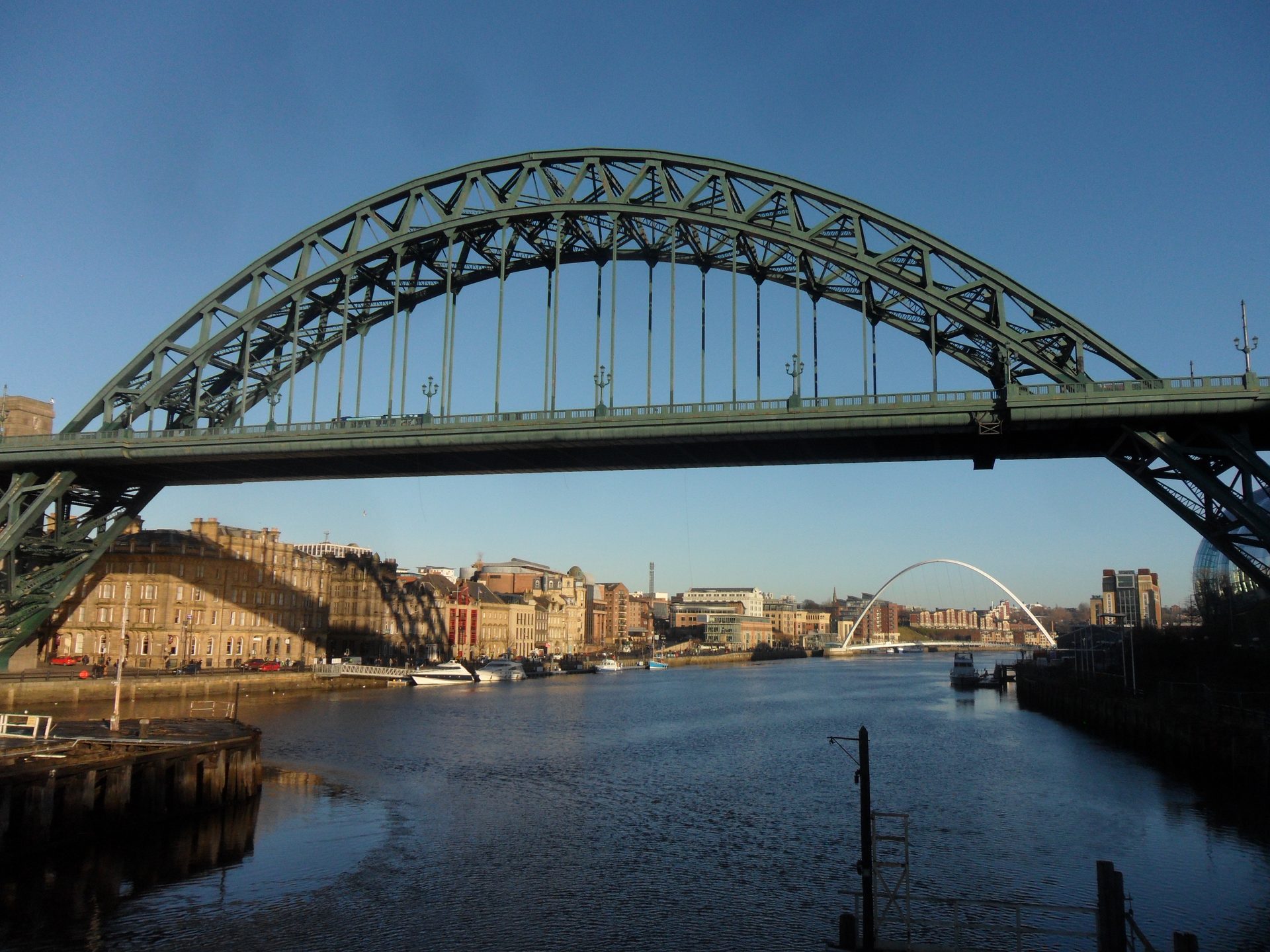 L'arco verde del Tyne Bridge sul fiume Tyne, con il Quayside e il Millennium Bridge sullo sfondo