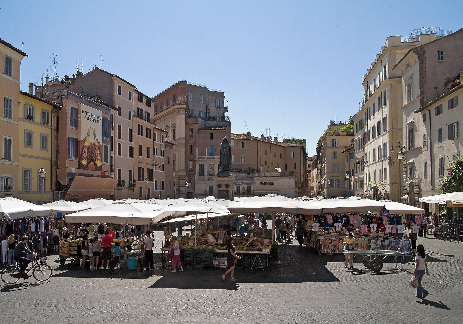 Marktstände unter weißen Schirmen auf dem Campo de' Fiori in Rom, umgeben von ocker- und rosafarbenen Häusern