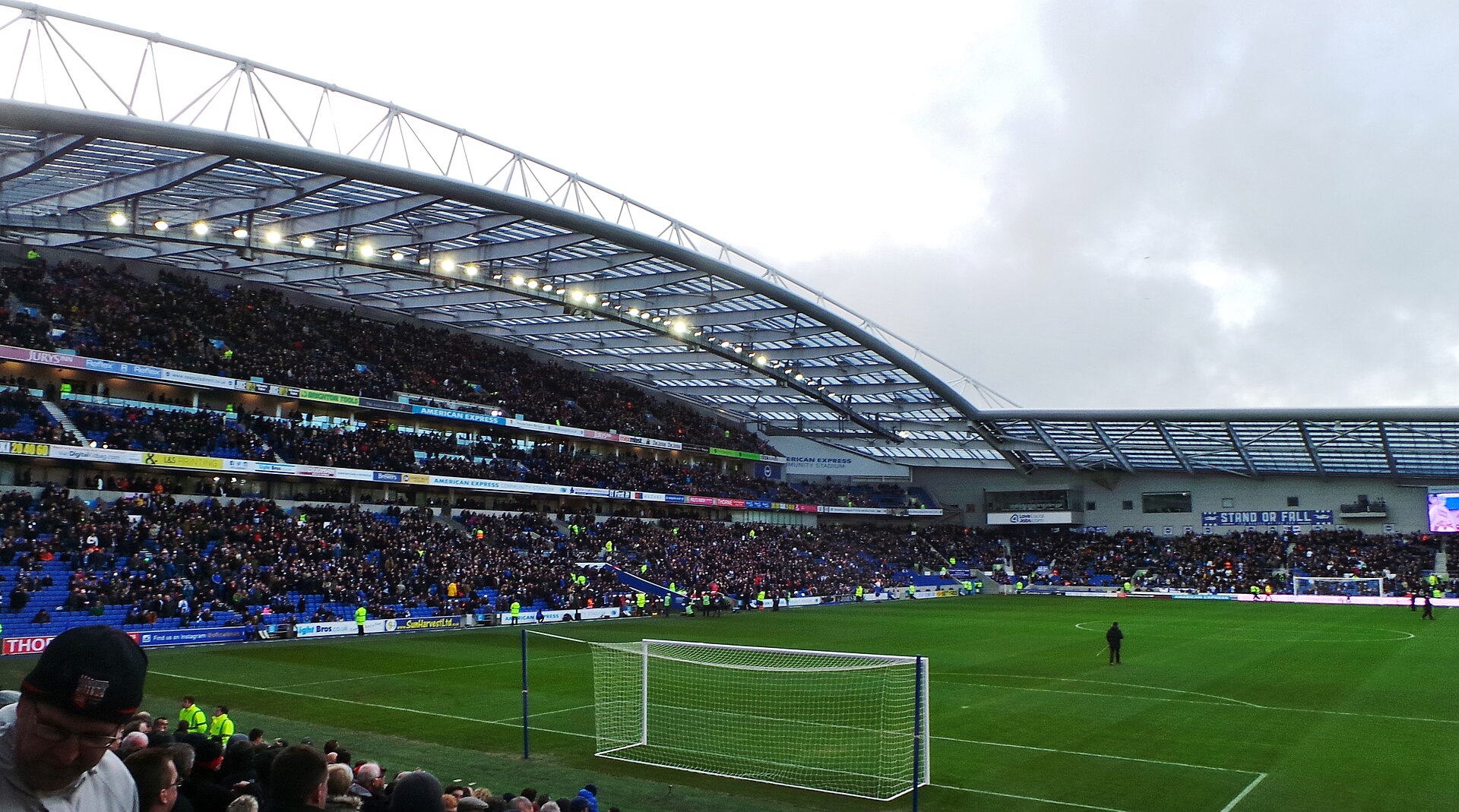 Das Amex Stadium in Brighton an einem Spieltag, von der Tribüne hinter dem Tor aus gesehen